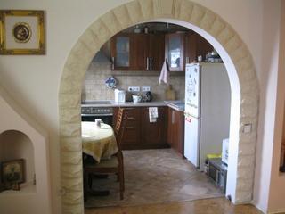 Устройство арки между электрифицированной кухней и комнатой