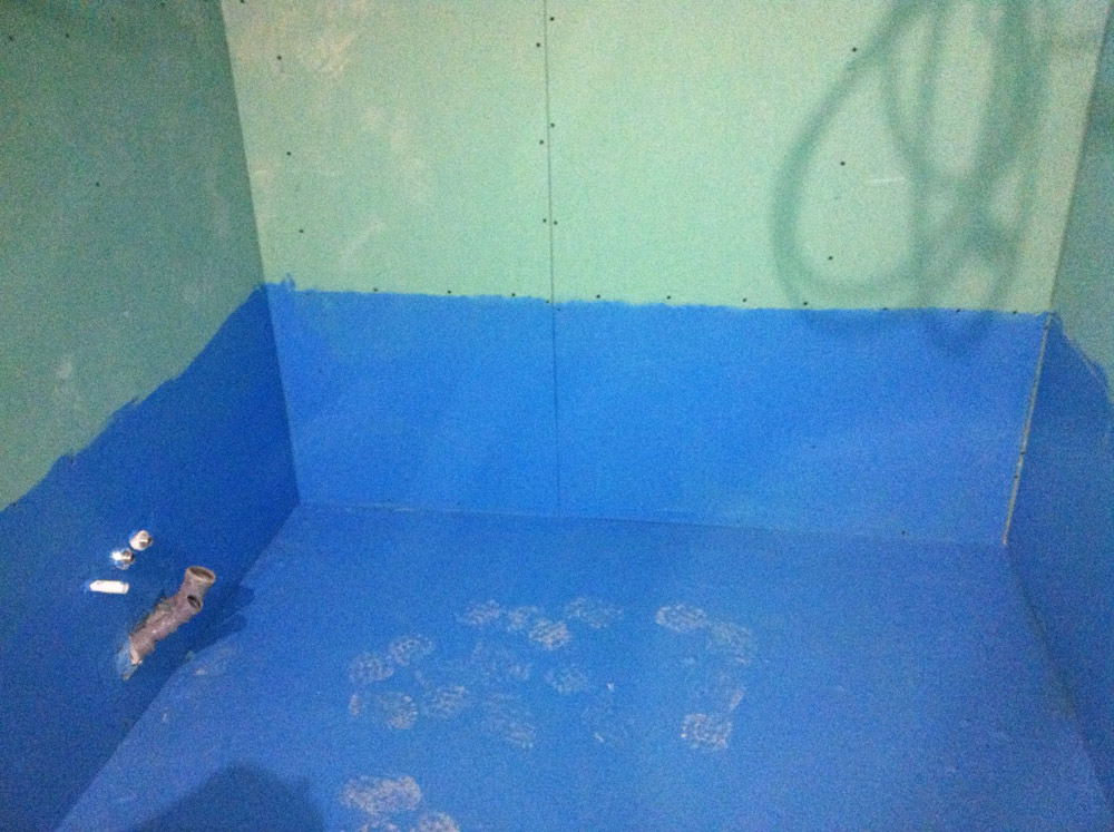 Синяя гидроизоляция. Синяя гидроизоляция для ванной. Гидроизоляция туалета. Гидроизоляция синяя ванной комнаты. Гидроизоляция санузла.