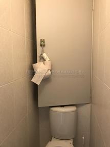Сантехнический короб в туалете трехкомнатной квартиры серии 1-515/9Ш