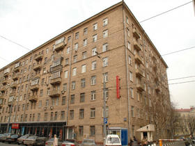 Магазины на первом этаже сталинского дома