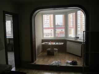 Объединение балкона с комнатой в трехкомнатной квартире серии дома П44Т